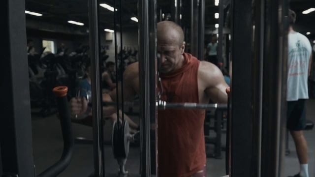 РАЗГИБАНИЯ РУК ШИРОКИМ ПАРАЛЛЕЛЬНЫМ ХВАТОМ смотреть онлайн