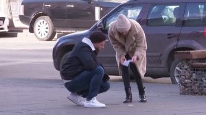 Играем с прохожими в корейскую игру «Ттакджи»