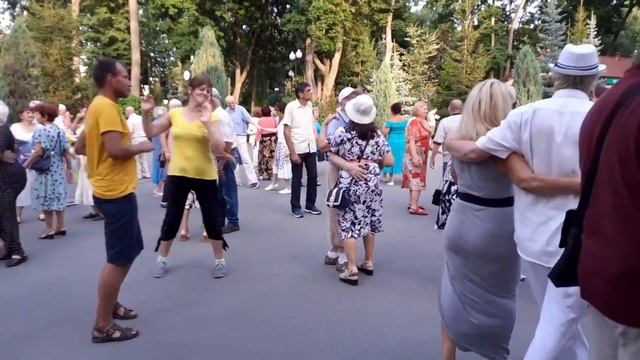 НАША ЛЮБОВЬ ПЛАМЯ И ЛЁД! СЧАСТЛИВЫЕ МОМЕНТЫ ИЗ ПАРКА ГОРЬКОГО ХАРЬКОВ ТАНЦЫ смотреть онлайн