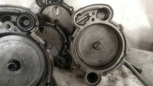 WV LT-35 з рухавіком 2.5 AVR збіраю вакуумную помпу PIERBURG 03Т279 (074 145 100 А)