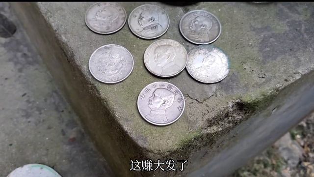 老太太分得一套民国银圆，儿媳妇还不满意，闺蜜却在旁边火上浇油 смотреть онлайн