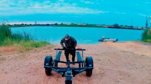 Лодочный прицеп КРД-106 для лодок ПВХ. Разгрузка и погрузка лодки в необорудованном месте.