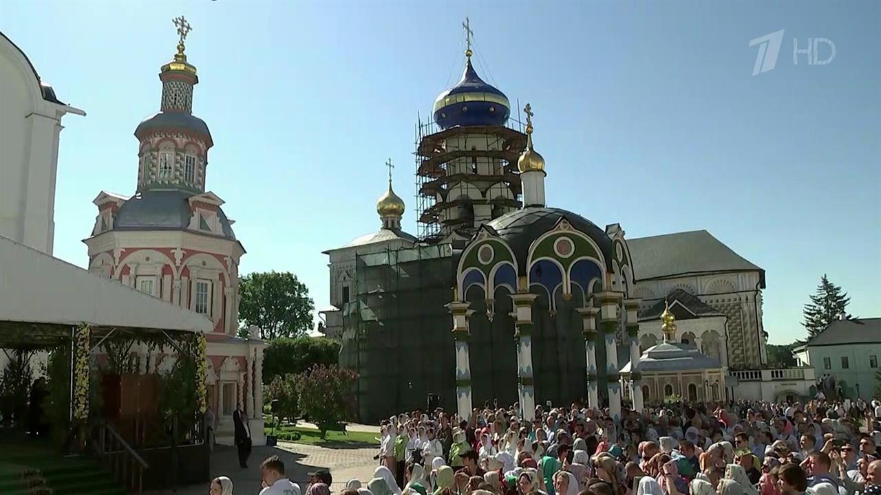 Русская православная церковь отмечает день Святой Троицы