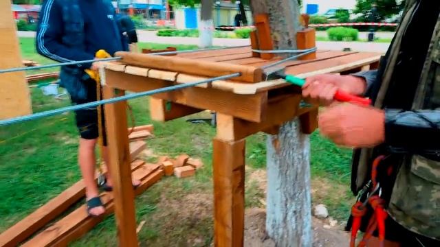 Натяжка троса (перила) в веревочном парке