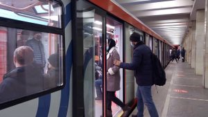 Электропоезд МОСКВА-2020 на станции Новые Черёмушки