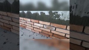 Облицовка стен пиленным кирпичом.