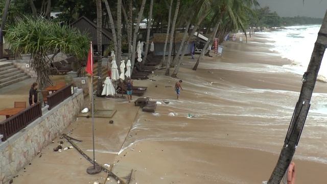 Большие волны, шторм на пляже Чавенг Ной. Остров Самуи. Таиланд