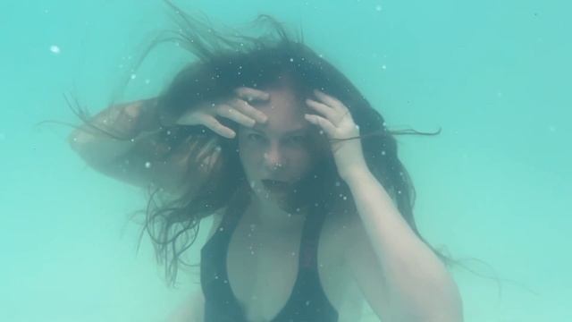 Underwater dance of hair and bubbles. Подводные танцы в термальном бассейне.