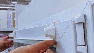 Как укоротить и установить рулонную штору.