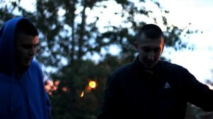 Парни читают рэп