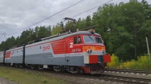 Недокрашенный электровоз ВЛ11.8-573/491Б с грузовым поездом