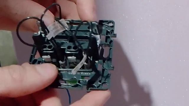 Подключение двух клавишного  выключателя legrand.