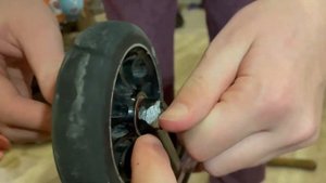 Как закрутить переднее колесо на трюковом самокате