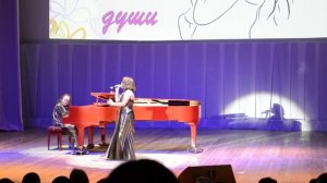 "А мне мама целоваться не велит"