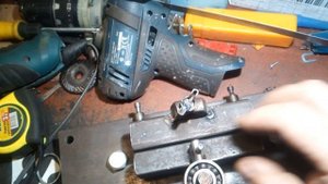 Из металлолома станок для развода ленточных пил. From scrap metal a machine for setting band saws.
