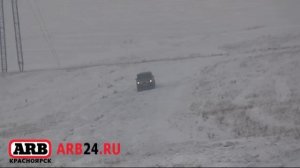ARB24 Toyota Land Cruiser 105 GX на высокой скорости едет по снегу