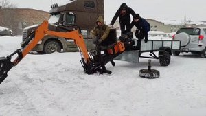 Миниэкскаватор. Отправка мини-экскаватора в г.Омск. Экскаватор сам заезжает в кузов прицепа.