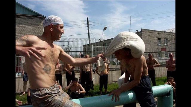 Зеки на зоне.