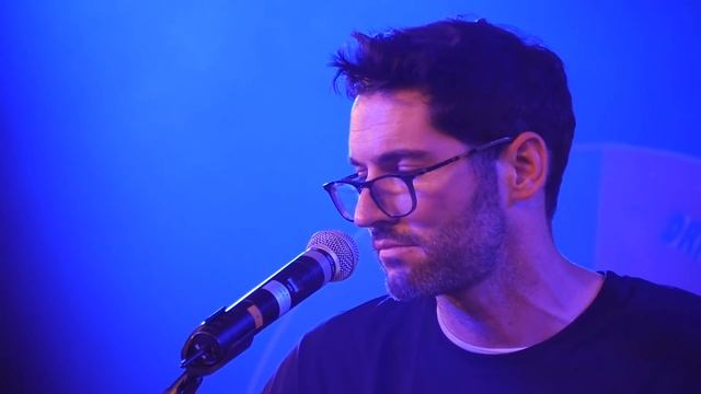 Tom Ellis sings Human (Rag 'n' Bone Man) (HD) смотреть онлайн