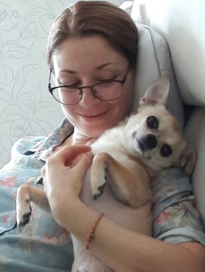 Смайлик и сметана
Облизать банку от сметаны - лучшая вкусняшка для чихуахуа.