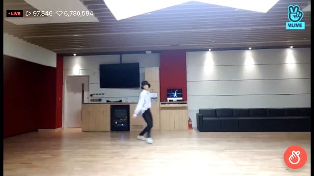 Stray Kids Hyunjin dancing to DNA BTS _ Хенджин из Стрэй Кидс танцует под песню DNA