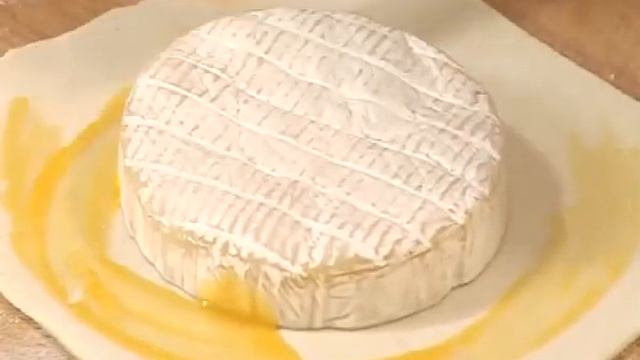 Сыр камамбер, запеченный в слоеном тесте - видеорецепт смотреть онлайн