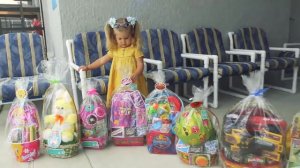 Bad Baby ищут ПОДАРКИ супер игрушки для детей bad baby playing in surprise toys challenge for kids