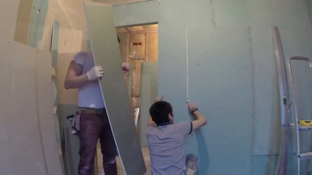 # Ремонт таунхауса. Зашиваем перегородки гипсокартоном в два слоя и ставим подрозетники. смотреть онлайн