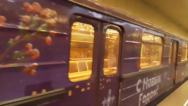 Новогодний Электропоезд 81-710 Еж-3 на станции метро Котельники