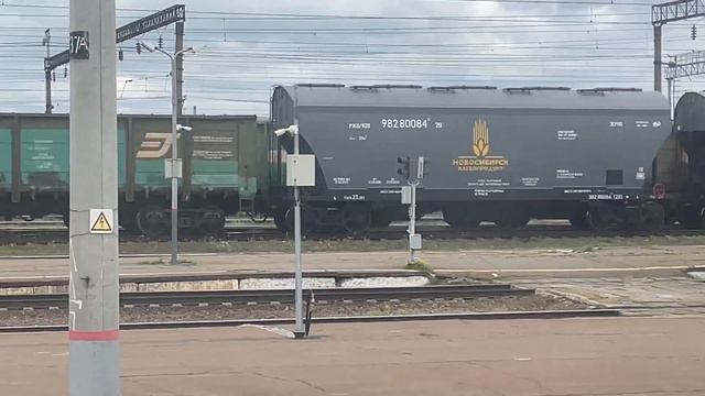 Электровоз ВЛ80с с грузовым поездом на станции Лиски смотреть онлайн