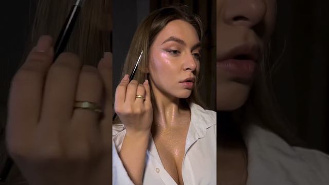 Глаза с этим макияжем заиграют новыми красками ✨ #beauty #makeup #highlighter