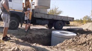 Дом с нуля. День 16. Септик из колец + начало пола по грунту.