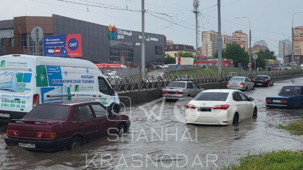 Улицы Краснодара подтопило после ливня с грозой