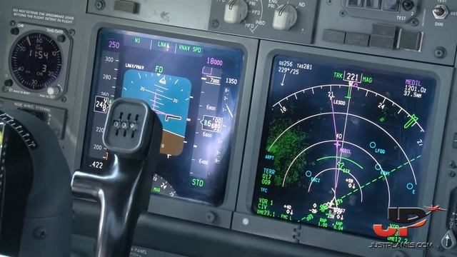 Piloting the Boeing 737-800 out of Brussels | Cockpit Views смотреть онлайн