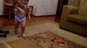 посмотрите как ребёнок в 1 год тянет гантели(прикол)))