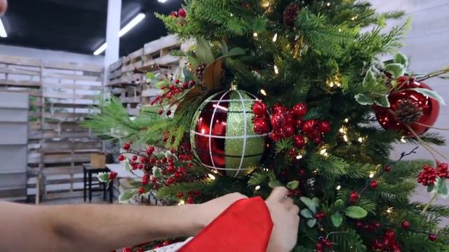 Have a "Holly Jolly" Christmas: Decorating a Christmas Tree in Traditional Colors (2021) смотреть онлайн