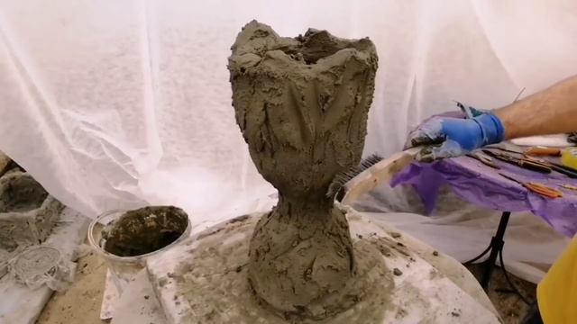 Горшок для цветов из пластиковых бутылок и цемента с капельным поливом своими руками.