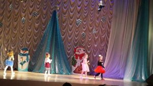 Песня "Привидения" - исполняют дети.