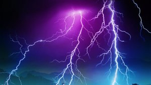 Молния. Замедленная съёмка. Вид из окна. Карпинск