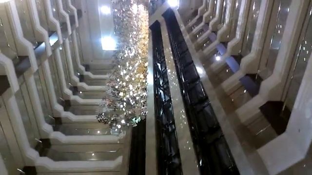Громадная люстра в отеле Харьков палас смотреть онлайн