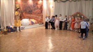 Осенние праздники. Игра Шла сороконожка по сухой дорожке