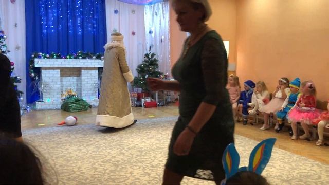 Новогодние конкурсы от деда Мороза, окончание праздника смотреть онлайн