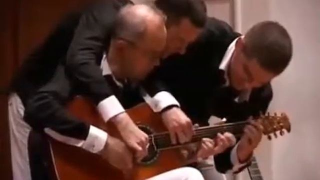 Три мальчик играют в одно времени смотреть онлайн