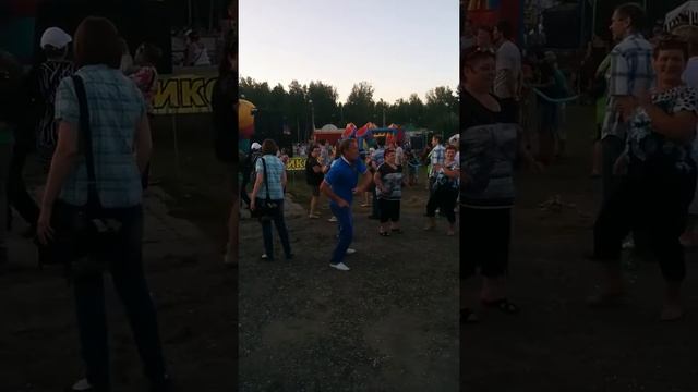 Мужик напился на дне города Покров и танцует) смотреть онлайн