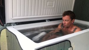 КАК Я ПЕРВЫЙ РАЗ ПРОБОВАЛ ЛЕДЯНУЮ ВАННУ! (ЛЮТЫЙ ДУБАК!!!)