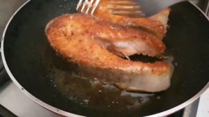 Жареный форель с картошкой.