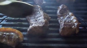 Жарим стейки из мраморной говядины на газовом гриле Weber