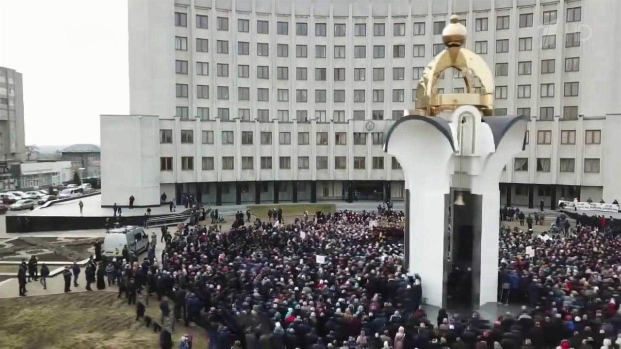 На Украине националисты заставляют людей переходить к раскольникам