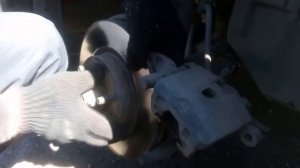Замена тормозных колодок на mitsibishi colt ( Replacing the brake pads on mitsibishi colt )