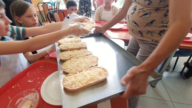 В честь Дня Рождения Доброй Столовой на Максимова 46 провели Мастер класс по приготовлению пиццы смотреть онлайн